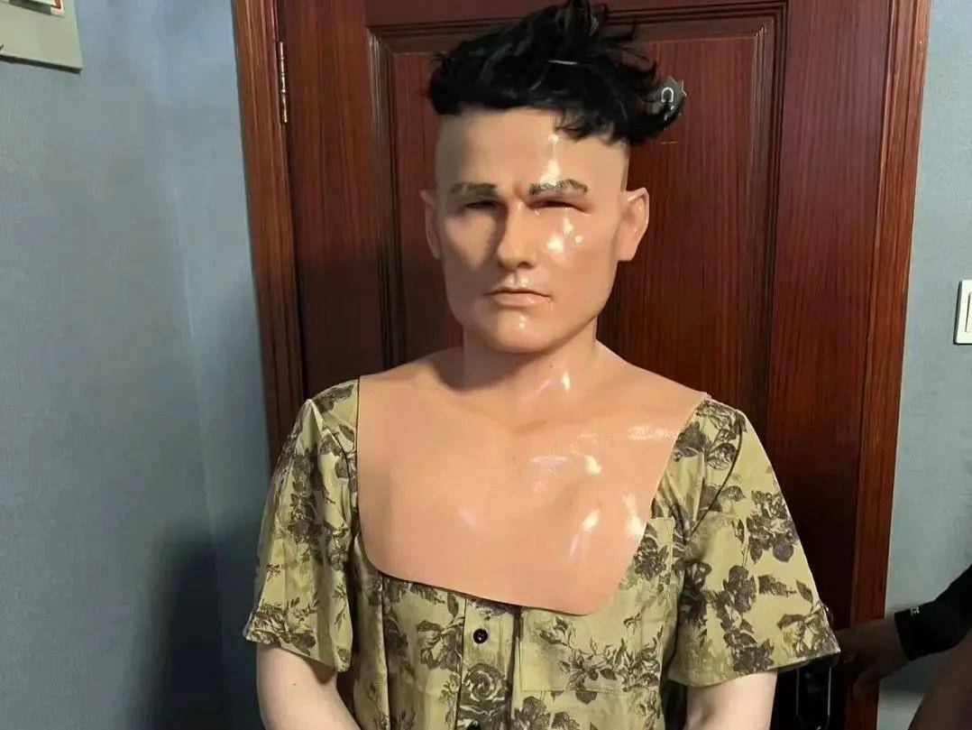 “變臉”大盜落網(wǎng)<strong></p>
<p>硅膠</strong>！硅膠面具難逃法眼:硅膠